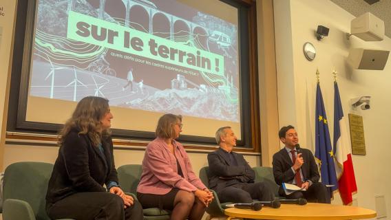 Intervenants et intervenantes sur la scène